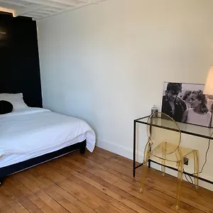 https://superbe-appartement-tour-eiffel.fr-paris.fr
